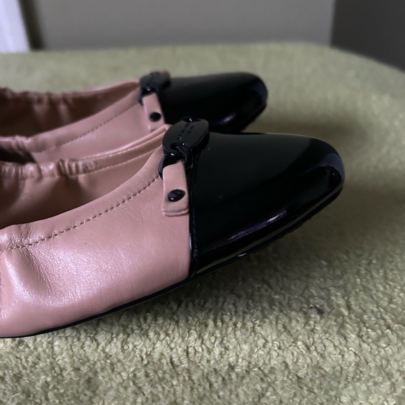 New Michael Kors Tan/Black Leather Cap Toe Logo Ballet Flats - Picture 8 of 13